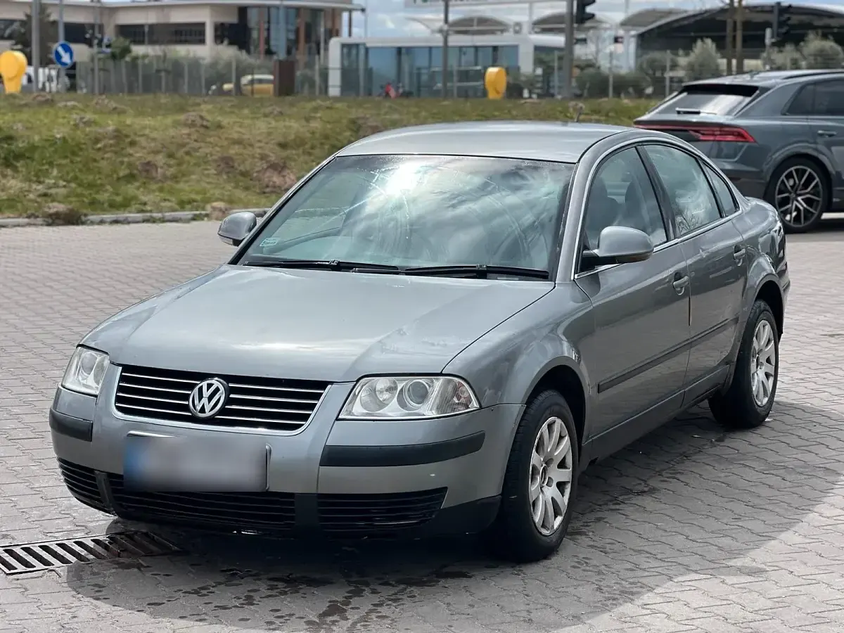 Second-hand VW Passat 101 CP (74 kW) 2004 Argintiu Berlinǎ
