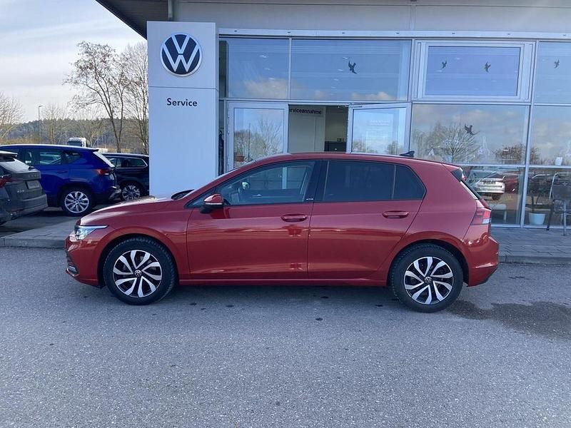 Używany VW Golf VIII Active 131 KM (96 kW) 2022 Czerwony Sedan/Limuzyna