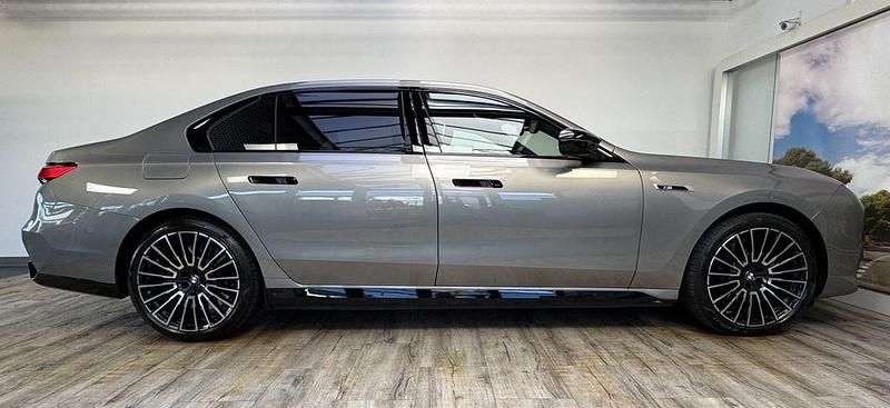 Gebraucht BMW M760 Executive 571 PS (419 kW) 2025 (0c4a) oxidgrau ii metallic Limousine