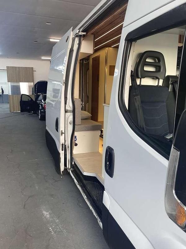 Second-hand Iveco Daily 156 CP (114 kW) 2018 Alb Van
