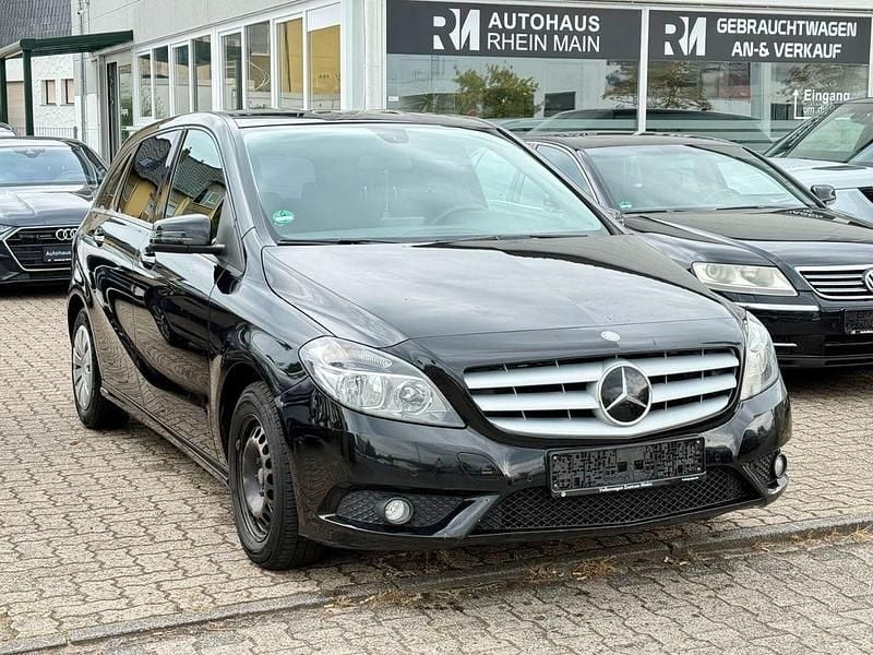 Schwarz Gebraucht 2014 Mercedes B180 Van / Kleinbus | 4.950 € (Guter Preis) - Bild 1/4