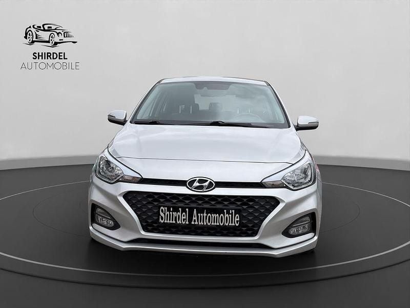 Gebraucht Hyundai i20 Trend 101 PS (74 kW) 2019 Silber Kleinwagen