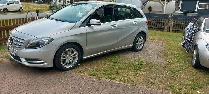 Silber Gebraucht 2013 Mercedes B180 Van / Kleinbus | 11.300 € (Fairer Preis) - Bild 1/4