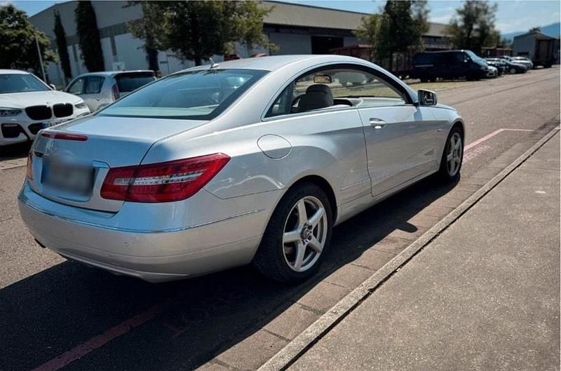 Gebraucht Mercedes E200 184 PS (135 kW) 2010 Silber Coupé