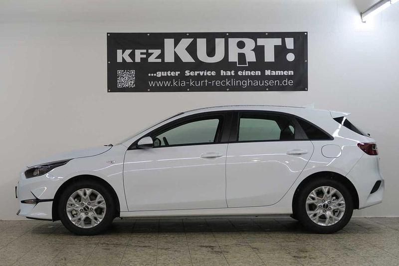 Gebraucht Kia Ceed 120 PS (88 kW) 2023 Weiß Kleinwagen