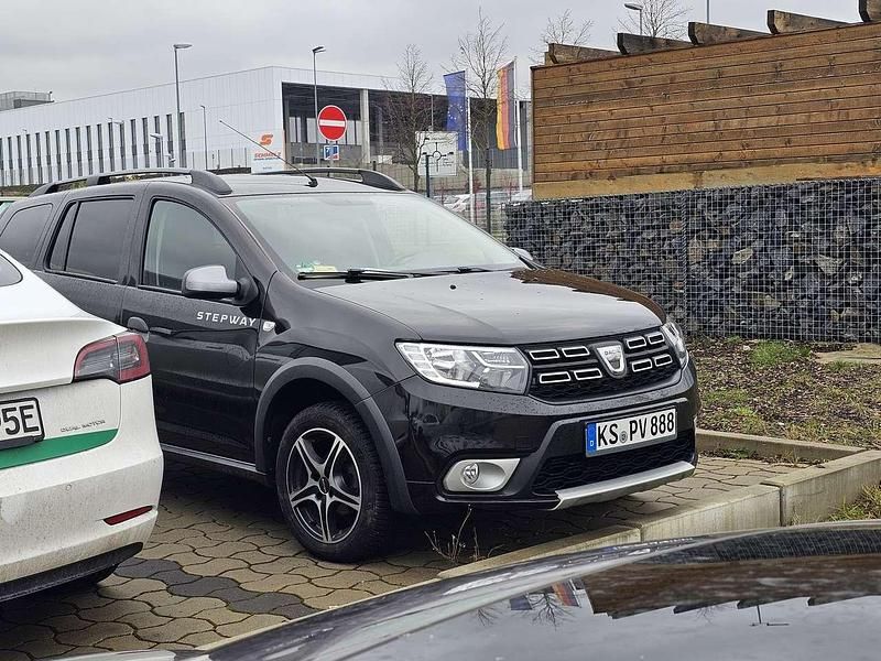 Gebraucht Dacia Logan MCV Stepway 101 PS (74 kW) 2020 Schwarz Kombi