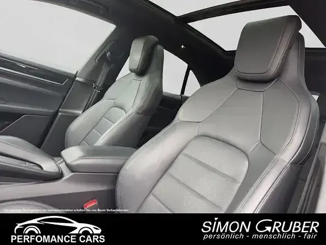 Second-hand Porsche Macan 4 Electric 264 kW (360 CP) 2025 Negru SUV