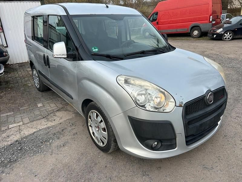 Gebraucht Fiat Doblò 135 PS (99 kW) 2010 Silber Van / Kleinbus