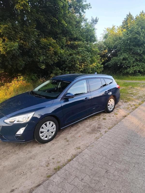 Blau Gebraucht 2018 Ford Focus Limousine | 8.700 € (Superpreis) - Bild 1/4
