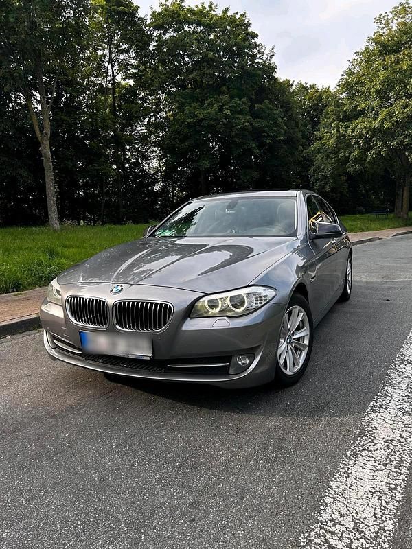 Grau Gebraucht 2011 BMW 525 Limousine | 9.300 € (Fairer Preis) - Bild 1/4