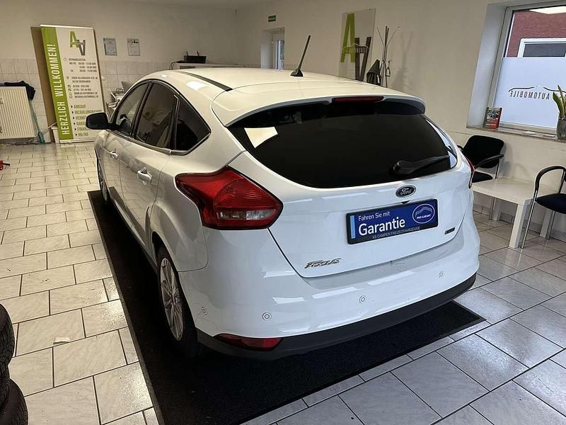 Gebraucht Ford Focus Titanium 125 PS (91 kW) 2017 Frostweiß Kleinwagen