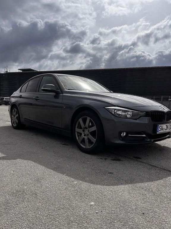 Gebraucht BMW 320 Sport Line 184 PS (135 kW) 2012 Grau Limousine