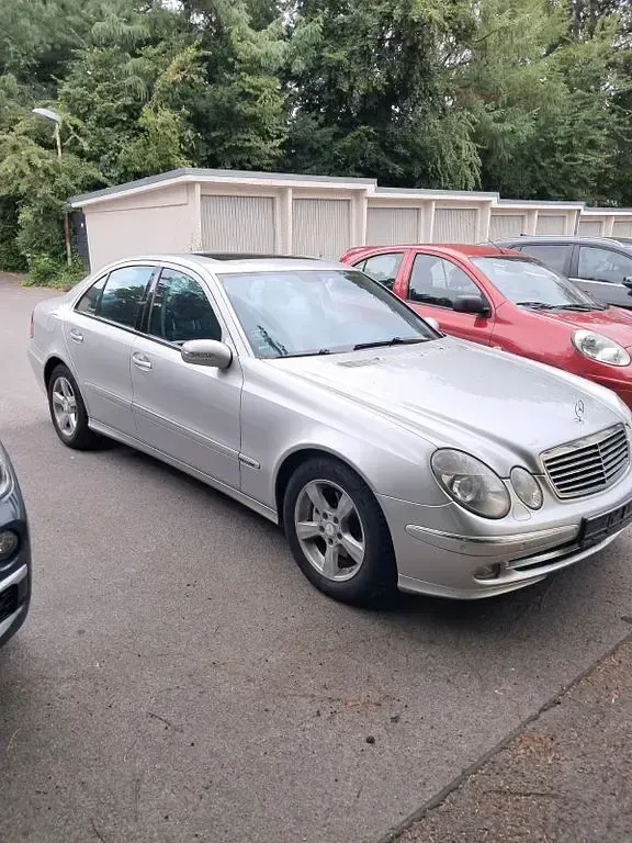 Gebraucht Mercedes E240 Avantgarde 177 PS (130 kW) 2004 Silber Limousine
