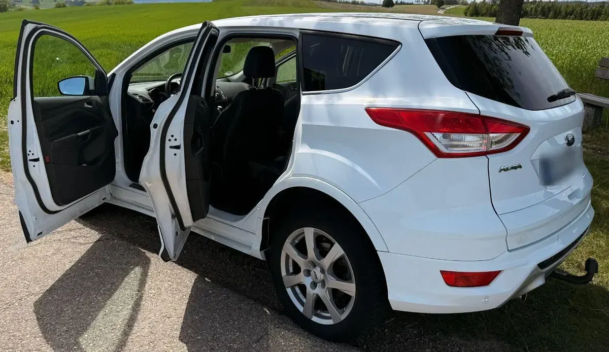 Gebraucht Ford Kuga Individual 179 PS (131 kW) 2015 Weiß SUV