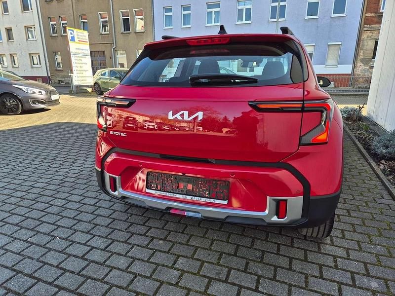 Neu Kia Stonic Silver 101 PS (74 kW) 2026 Signal rot SUV