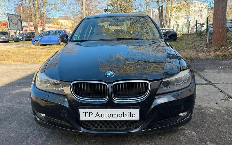 Gebraucht BMW 318 143 PS (105 kW) 2011 Schwarz Limousine
