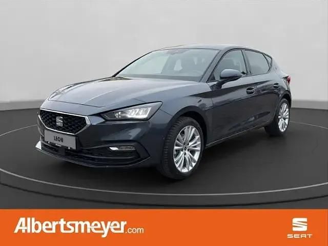 Grau Gebraucht 2024 Seat Leon Limousine | 31.990 € (Etwas zu teuer) - Bild 1/4