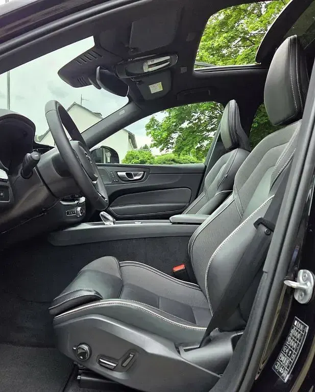 Gebraucht Volvo XC60 Plus 197 PS (144 kW) 2023 Onyx black perl. SUV