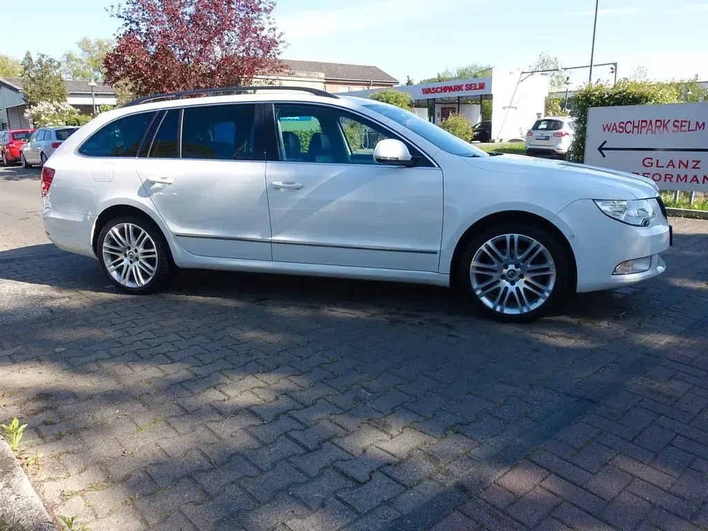 Używany Skoda Superb Elegance 170 KM (125 kW) 2012 Biały Kombi