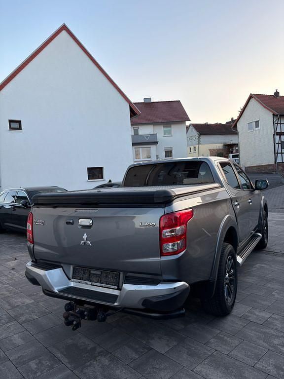 Gebraucht Mitsubishi L200 Plus 181 PS (133 kW) 2016 Grau Pickup