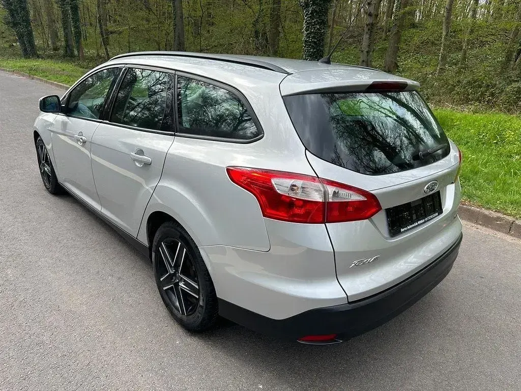 Gebraucht Ford Focus Trend 95 PS (69 kW) 2011 Polarsilber metallic Kombi