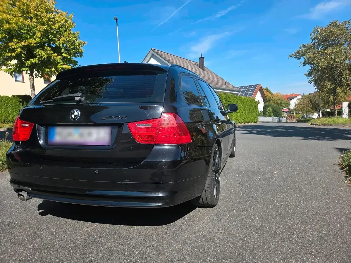 Gebraucht BMW 320 184 PS (135 kW) 2010 Schwarz Kombi