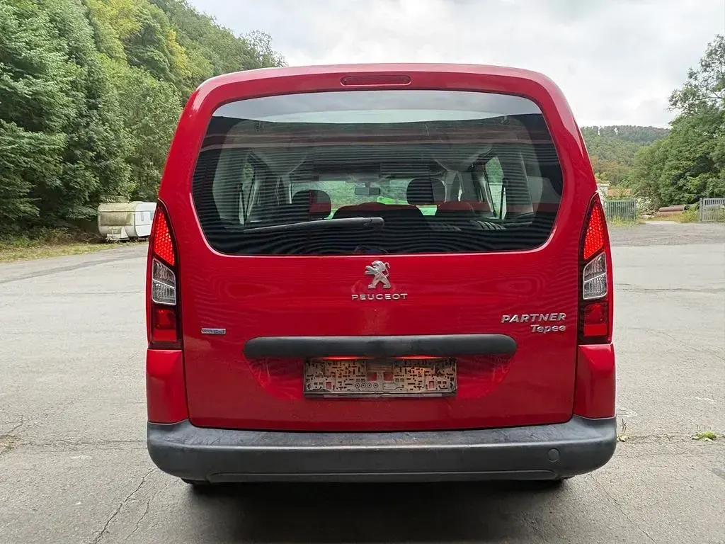 Gebraucht Peugeot Partner Tepee Active 99 PS (72 kW) 2016 Rot Van / Kleinbus