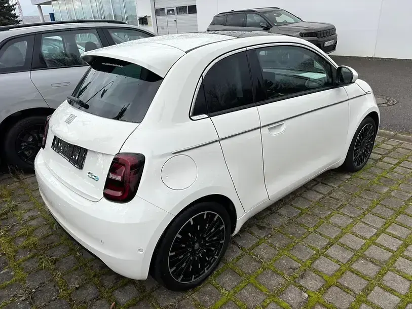 Gebraucht Fiat 500e La Prima 86 kW (118 PS) 2023 Colore esterno (arktis weiß) Kleinwagen