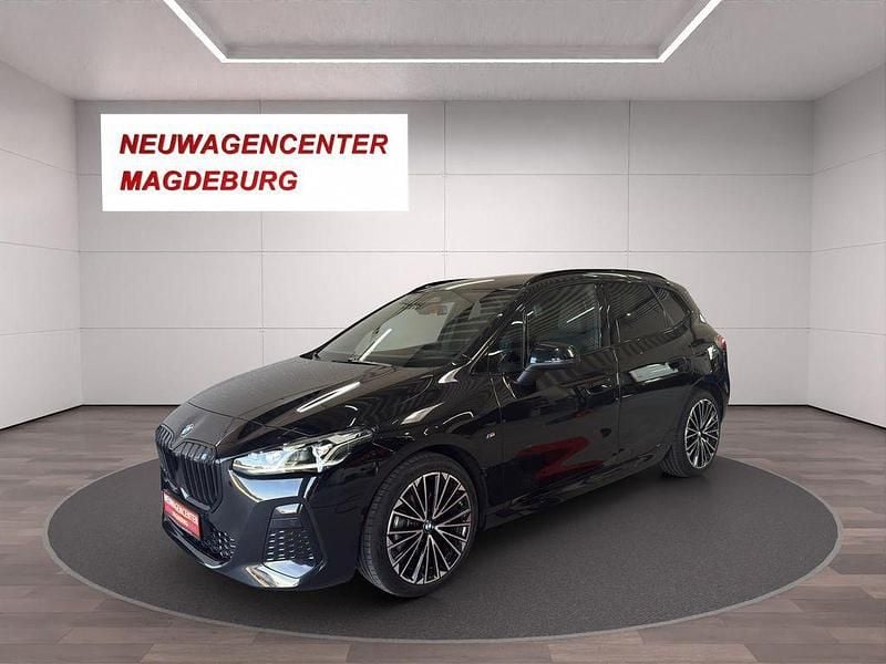 Black sapphire metallic Gebraucht 2024 BMW 218 Active Tourer M Sport Van / Kleinbus | 30.980 € (Fairer Preis) - Bild 1/4