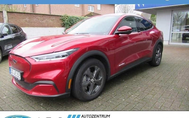 Rot Gebraucht 2022 Ford Mustang Mach-E Extended Range SUV | 42.876 € (Teuer) - Bild 1/4