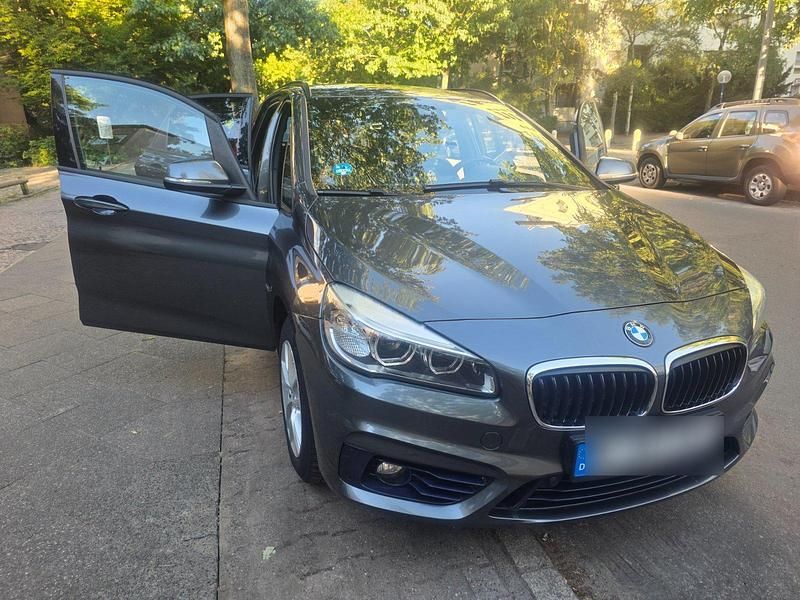 Grau Gebraucht 2018 BMW 218 Sport Line Van / Kleinbus | 13.100 € (Guter Preis) - Bild 1/4