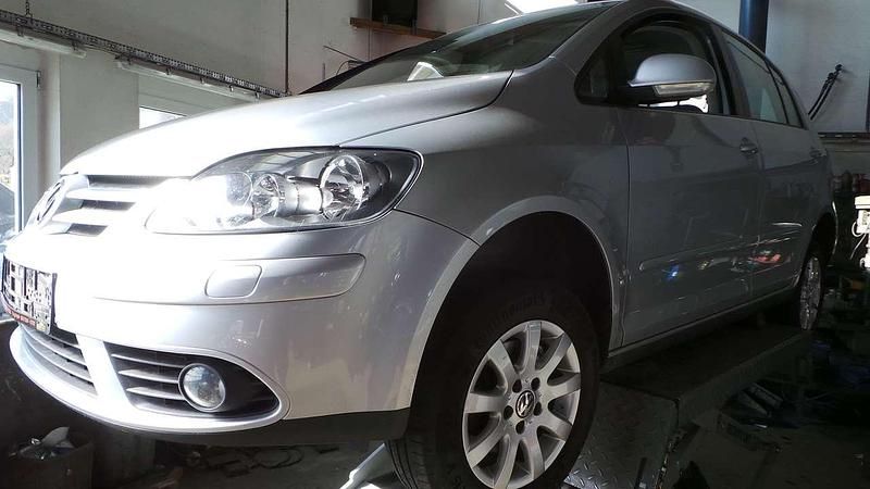 Reflexsilber metallic Gebraucht 2005 VW Golf Plus Cross Comfortline Van / Kleinbus | 4.990 € (Etwas zu teuer) - Bild 1/4