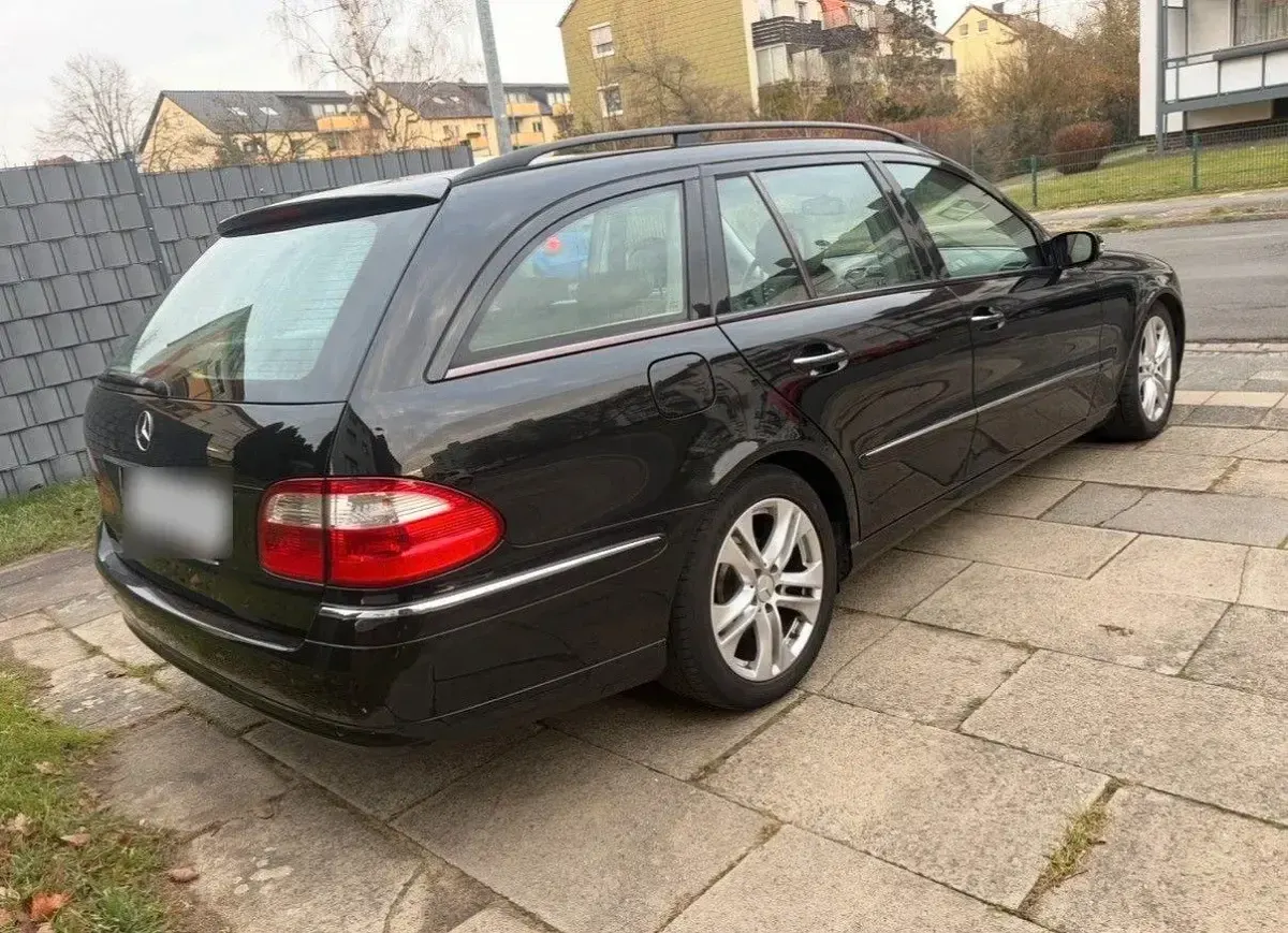 Gebraucht Mercedes E240 177 PS (130 kW) 2004 Schwarz Kombi