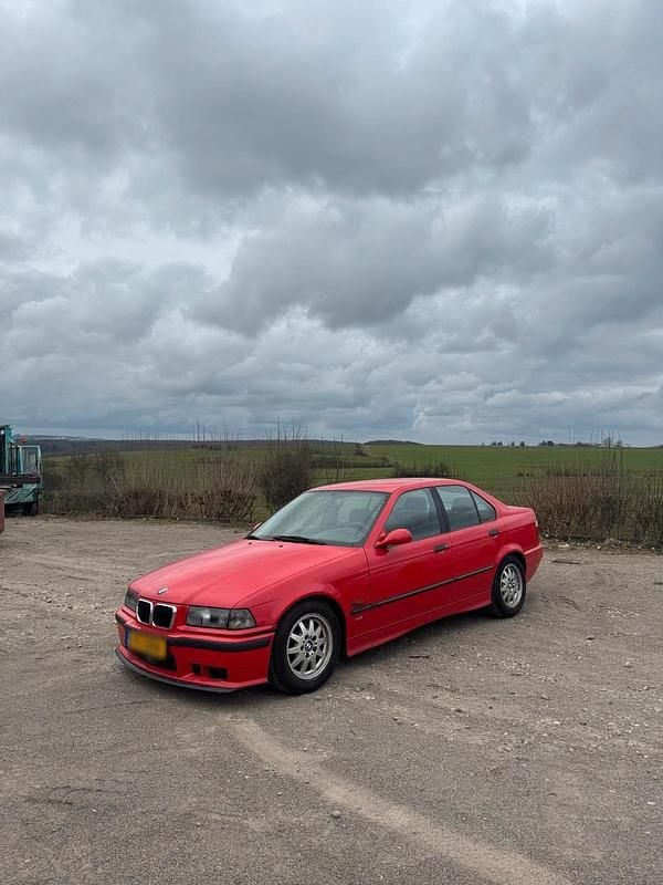 Gebraucht BMW 325 Basis 143 PS (105 kW) 1994 Rot Limousine