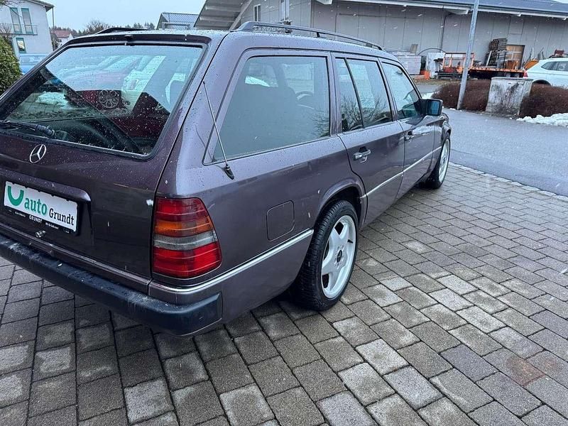 Gebraucht Mercedes E230 132 PS (97 kW) 1991 Grau Kombi
