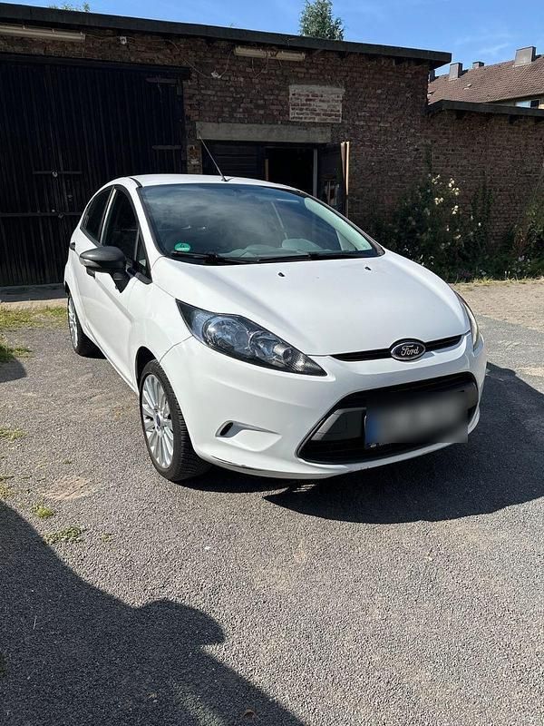 Weiß Gebraucht 2011 Ford Fiesta Trend Kleinwagen | 2.650 € (Superpreis) - Bild 1/4