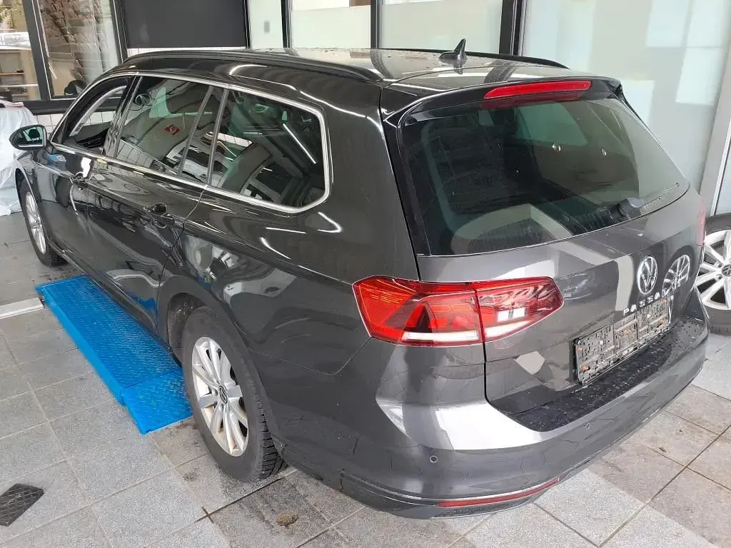 Gebraucht VW Passat Business 150 PS (110 kW) 2022 Mangangrau metallic Kombi