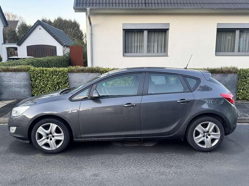 Gebraucht Opel Astra Design Edition 116 PS (85 kW) 2011 Grau Limousine