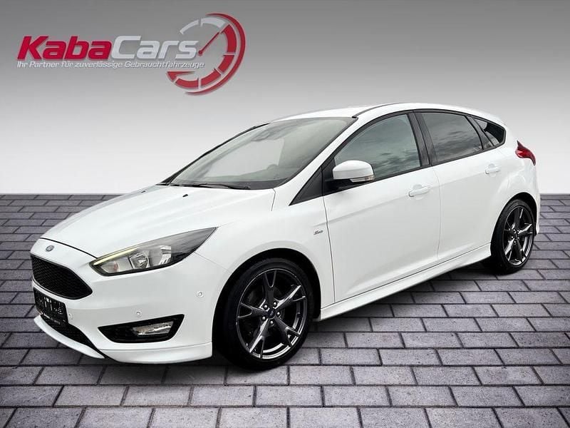 Frostweiß Gebraucht 2017 Ford Focus ST-Line Limousine | 10.500 € (Guter Preis) - Bild 1/4