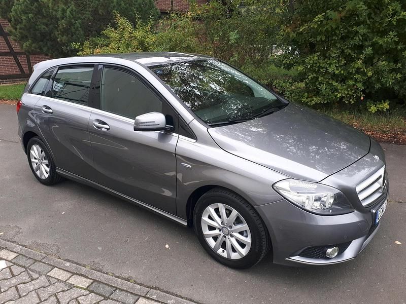 Grau Gebraucht 2012 Mercedes B180 Van / Kleinbus | 8.950 € (Guter Preis) - Bild 1/4