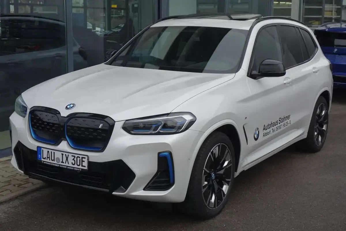 Gebraucht BMW iX3 Sport Line 80 kW (109 PS) 2023 Mineralweiß SUV
