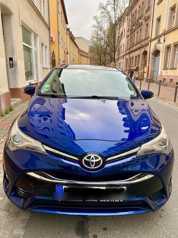 Blau Gebraucht 2017 Toyota Avensis T2 Kombi | 11.000 € - Bild 1/4