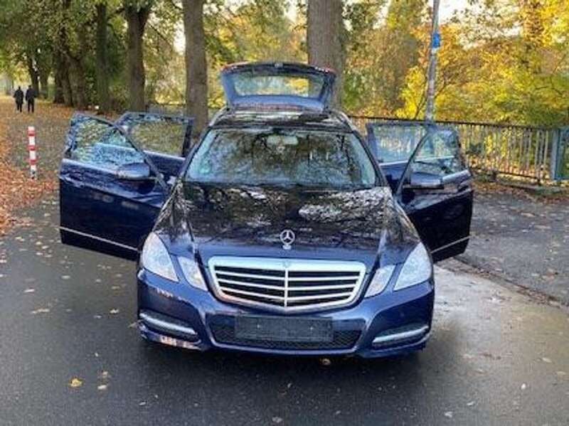 Cavansitblau metalliclack Gebraucht 2012 Mercedes E250 Kombi | 9.980 € (Guter Preis) - Bild 1/4