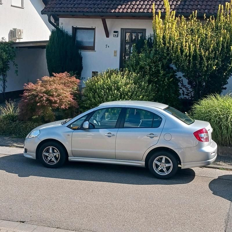 Silber Gebraucht 2009 Suzuki SX4 Limousine | 5.550 € (Fairer Preis) - Bild 1/4