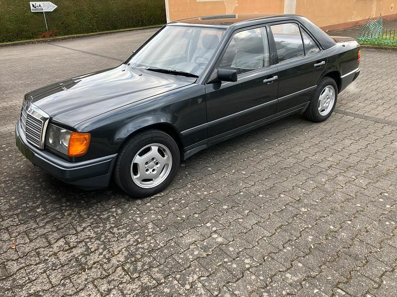 Second-hand Mercedes E230 1987 Negru Berlinǎ