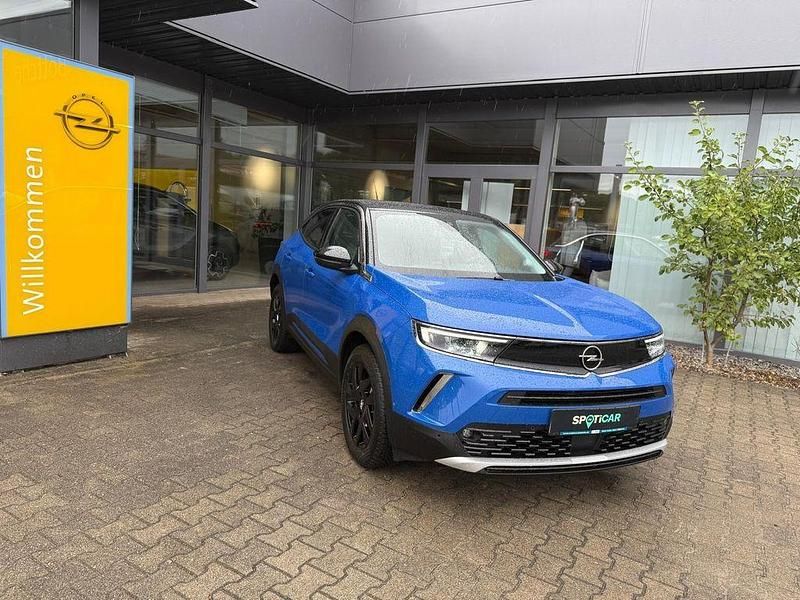 Gebraucht Opel Mokka-e Elegance 100 kW (136 PS) 2023 Kontrast grau/quarz silber SUV