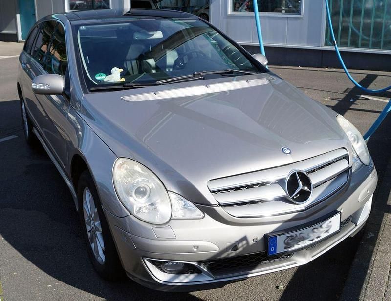 Grau Gebraucht 2006 Mercedes R320 Van / Kleinbus | 4.150 € (Fairer Preis) - Bild 1/4