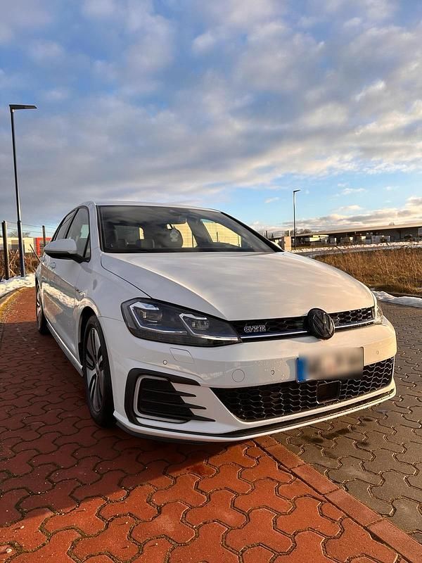 Weiß Gebraucht 2020 VW Golf GTE Limousine | 19.999 € (Fairer Preis) - Bild 1/4