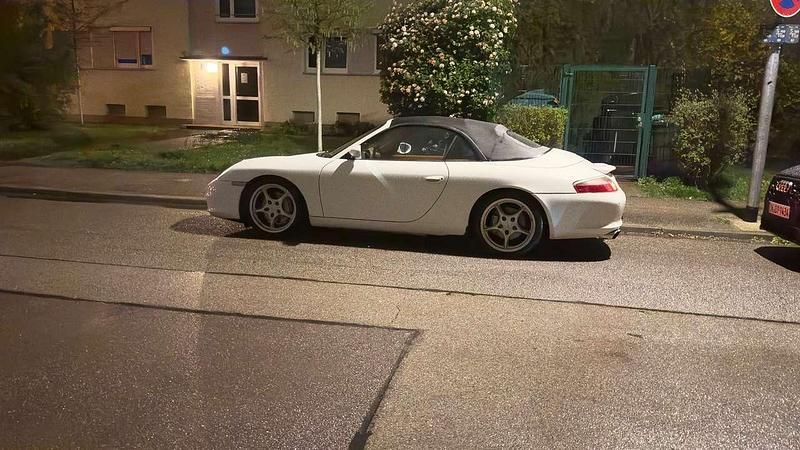 Weiß Gebraucht 2004 Porsche 911 Carrera 4 Cabriolet Cabrio | 40.999 € (Teuer) - Bild 1/4