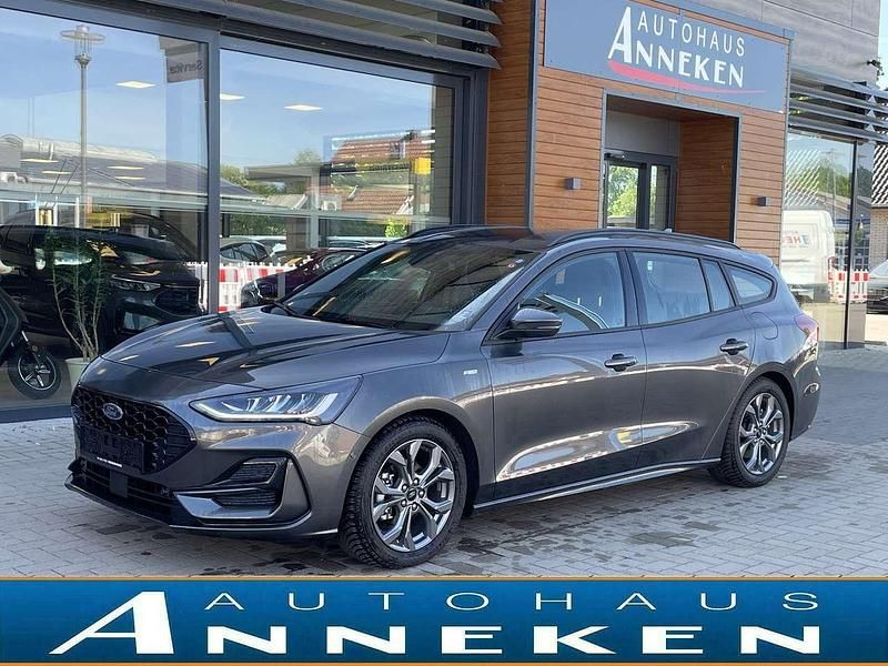 Grau Gebraucht 2024 Ford Focus ST-Line Limousine | 26.850 € (Fairer Preis) - Bild 1/4
